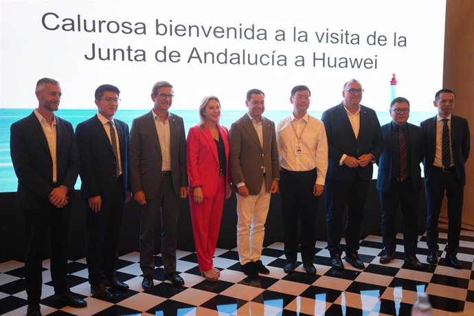 Visita del presidente de la Junta de Andalucía, Juanma Moreno, a la sede central de la empresa Huawei en Pekín.