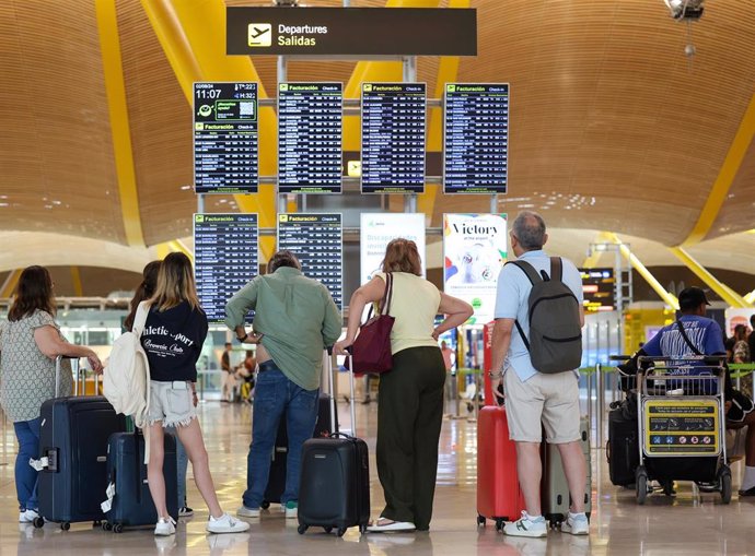 Varias personas en el Aeropuerto Adolfo Suárez Madrid-Barajas, a 2 de agosto de 2024, en Madrid (España). La red de aeropuertos de Aena prevé operar un total de 34.581 vuelos entre el 31 de julio y el 4 de agosto, lo que supone un 5,3% más que los mismos 