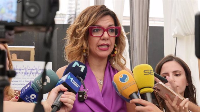 La delegada del Gobierno en Melilla, Sabrina Moh, atiende a los medios.