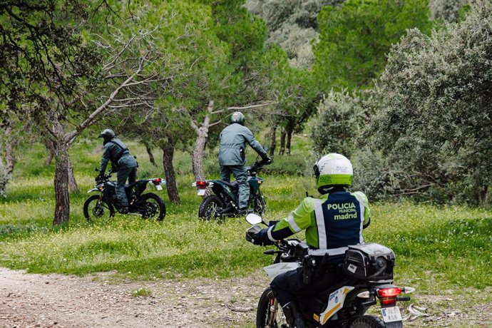 Archivo - Agentes de Policía Nacional supervisan la zona durante un simulacro de búsqueda de una persona, en el parking del Lago de Casa de Campo, a 26 de octubre de 2023, en Madrid (España).