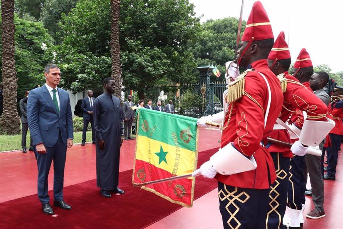 El presidente del Gobierno, Pedro Sánchez, y el presidente de Senegal, Bassirou Diomaye Faye, en Dakar