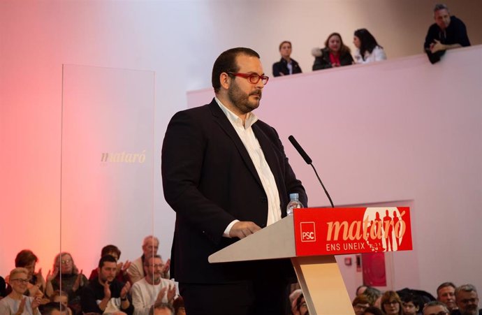 Archivo - El socialista David Bote interviene durante su presentación como candidato a la reelección de la alcaldía de Mataró (Cataluña)  