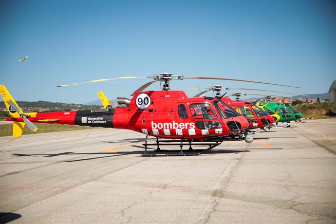 Archivo - Helicopteros de los bomberos de la Generalitat que se usan en la campaña forestal de este año.