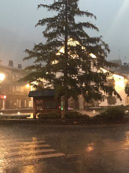 Archivo - Lluvia en un pueblo oscense