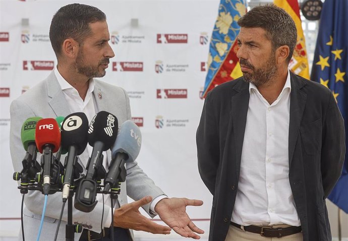 El president de la Generalitat, Carlos Mazón, realiza una visita institucional a Mislata con el alcalde de la localidad, Carlos Fernández Bielsa