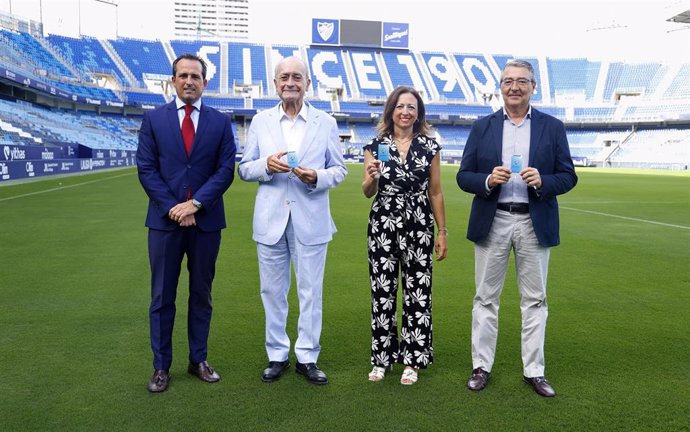 El alcalde, Francisco De la Torre, el presidente de la Diputación, Francisco Salado y la delegada de la Junta, Patricia Navarro, han sido recibidos por el director general del Málaga CF, Kike Pérez, con motivo de la recogida del abono de temporada.