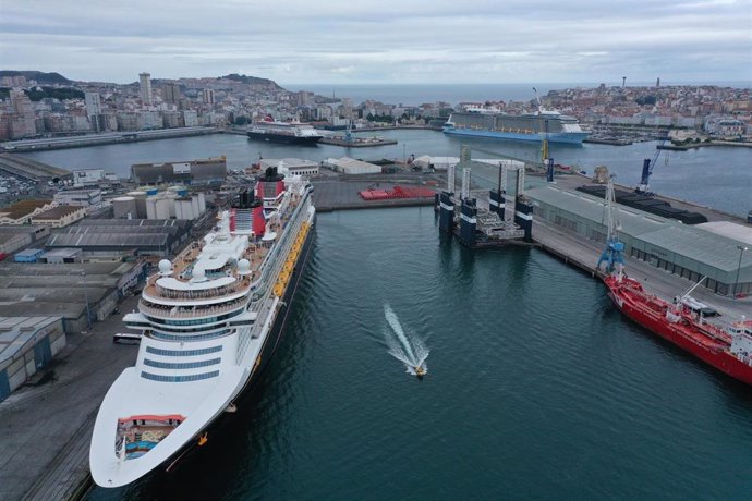 Crucero en el puerto de A Coruña