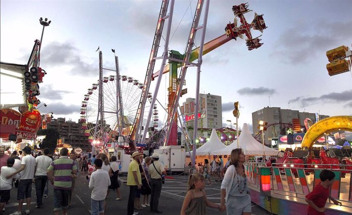 Archivo - Las ferias de la Semana Grande en el aparcamiento del Sardinero