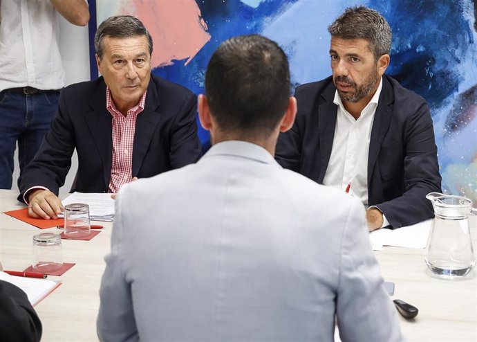 El conseller de Sanidad, Marciano Gómez, y el president de la Generalitat, Carlos Mazón, realizan una visita institucional a Mislata