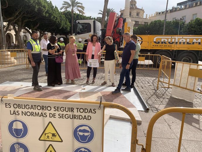 La alcaldesa María del Mar Vázquez supervisa el material que se va a autilizar en la urbanización de la Plaza Vieja de Almería.