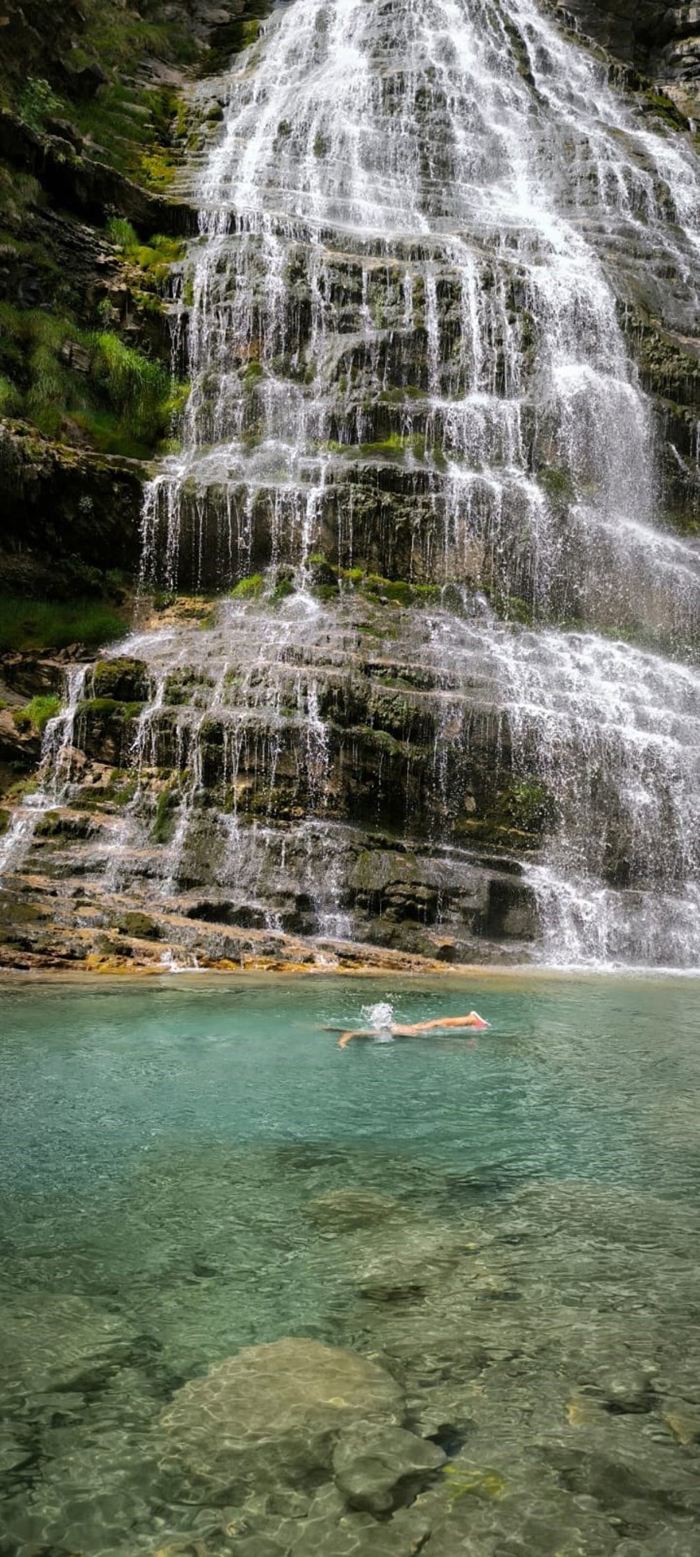 Cola de caballo del Parque Nacional de Ordesa y Monte Perdido con un bañista en la poza, que incumple la normativa al estar prohibida esta actividad