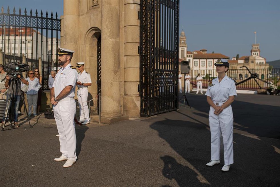 Oficiales de la Escuela Naval Militar reciben los alumnos de acceso directo pertenecientes a los Cuerpos General, Infantería de Marina, Intendencia, Ingenieros y Militares de Complemento, a 19 de agosto de 2024, en Marín, Pontevedra, Galicia (España). 