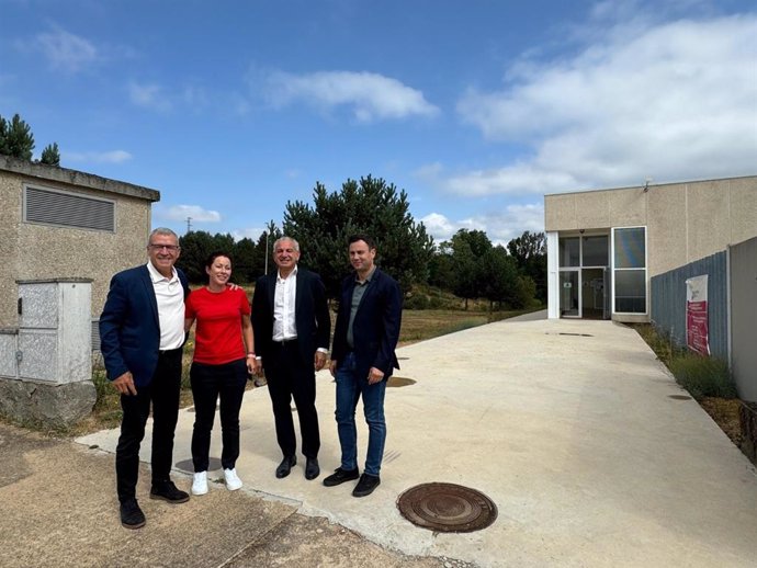 El secretario general para el Reto Demográfico, Francés Boya, a la izquierda de la imagen junto a otros representantes institucionales en el CIDAS-VI de Brañuelas (León).