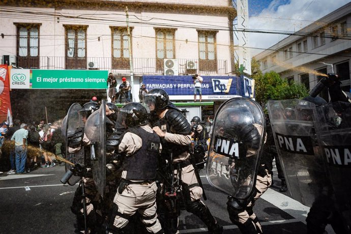 Archivo - 18 March 2024, Argentina, Buenos Aires: Police clashes with anti-government protesters as they demonstrate against food scarcity at soup kitchens and against President Javier Milei's policies and economic reforms.