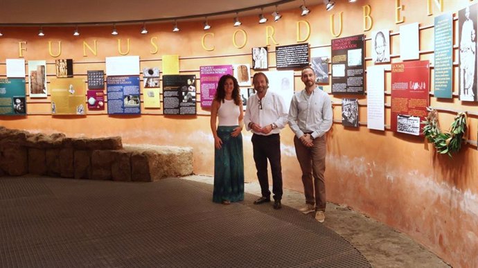 García Ibarrola (centro), en el interior de uno de los mausoleos romanos.