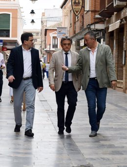 El presidente de la Diputación Provincial de Ciudad Real, Miguel Ángel Valverde, se reúne con el alcalde de Daimiel, Leopoldo Sierra.