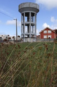 El Ayuntamiento dice que "no tiene otra alternativa" que demoler el viejo depósito de agua de Cueto