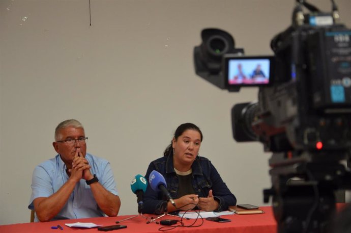 La secretaria xeral del Sindicato Labrego, Isabel Vilalba, y el secretario de coordinación sectorial de Unións Agrarias, Félix Porto, ofreen una rued ade prensa sobre el sector del vino en la Ribeira Sacra