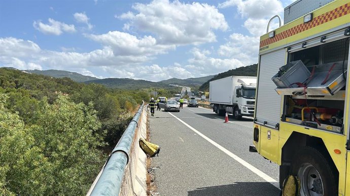 Efectivos de Bomberos en un accidente en la autovía de Los Barrios por la salida de la vía de un vehículo.