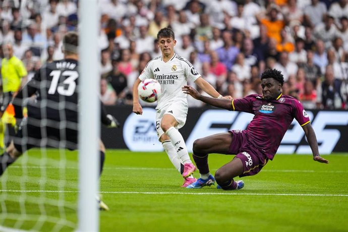 El central Enzo Boyomo realizando una acción defensiva en el Real Madrid - Real Valladolid.