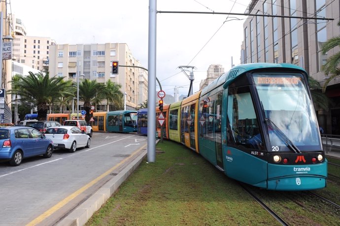 Archivo - Un tranvía doble circula en dirección al Intercambiador de Santa Cruz de Tenerife