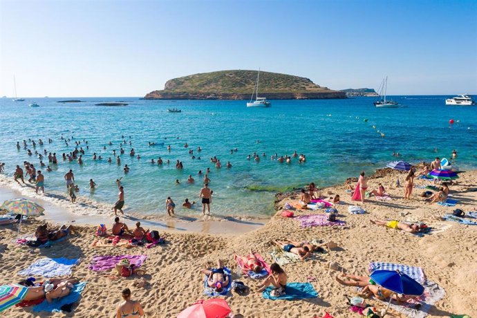 Archivo - Bañistas en Cala Conta.