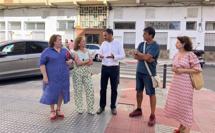 El portavoz socialista en el Ayuntamiento de Málaga, Daniel Pérez ha instado al alcalde, Francisco de la Torre, a dar de baja todos los pisos turísticos sin entrada independiente que incumplen la normativa.