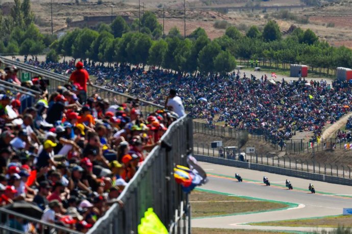 Archivo - Espectadores en el circuito de Motorland.