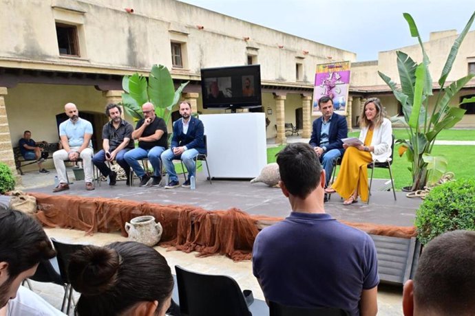 El alcalde de Cádiz, Bruno García, y la teniente de alcalde de Cultura, Maite González, presentan el espectáculo participativo de La Fura dels Baus 'Gadir, el resurgir de los fenicios'.