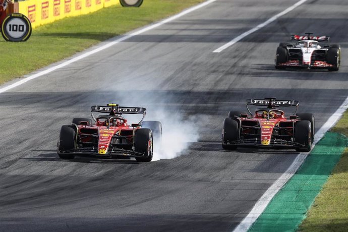 Archivo - Los Ferrari de Carlos Sainz y Charles Leclerc durante el GP de Italia 2023.