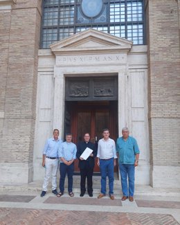 Miembros de la Hermandad Matriz de Almonte (Huelva) en la puerta de la Biblioteca Apostólica Vaticana tras recoger la documentación.