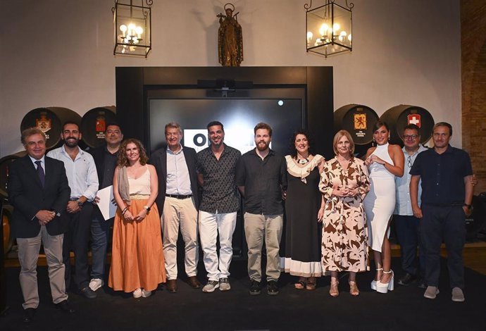 La alcaldesa de Jerez de la Frontera (Cádiz), María José García-Pelayo, junto a otros representantes municipales y de la Ruta del Vino y el Brandy de Jerez en la presentación de su última campaña promocional.