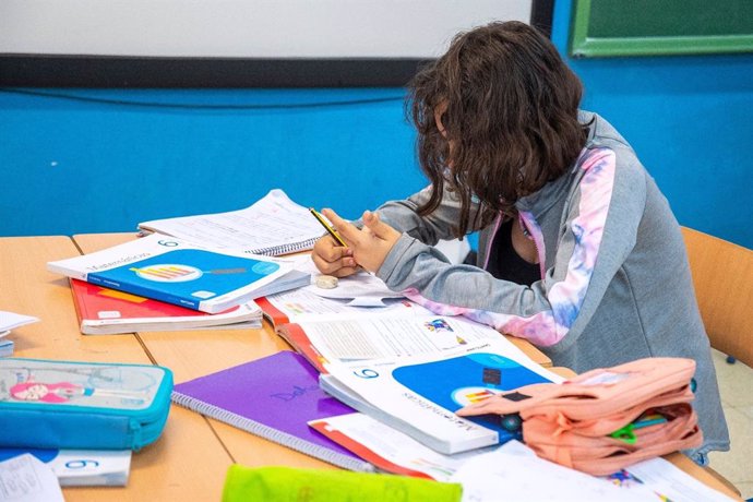 Una alumna en el aula de un colegio.