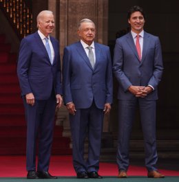 Archivo - HANDOUT - 10 January 2023, Mexico, Mexico City: Mexican President Andres Manuel Lopez Obrador (C) receives US President Joe Biden (L) and Canadian Prime Minister Justin Trudeau on the sidelines of the 10th North American Leaders Summit. 