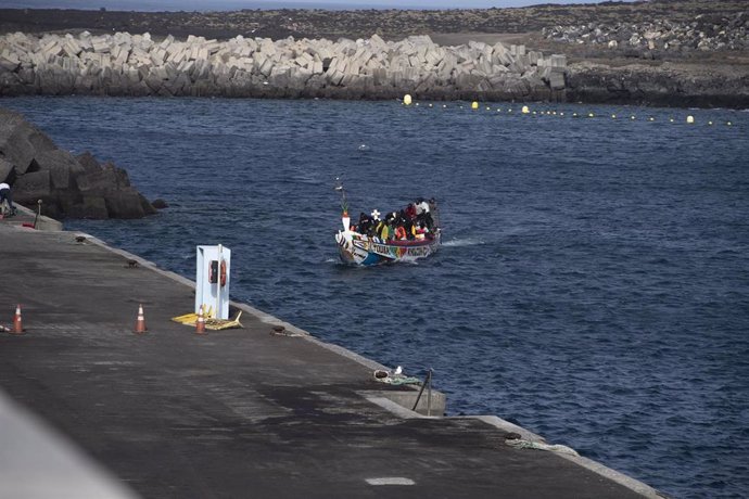 Un cayuco a su llegada al puerto de La Restinga