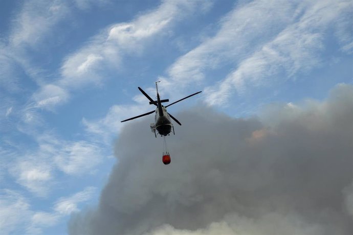 Una decena de medios aéreos y unidades de bomberos se movilizan a un incendio en Oropesa junto a la AP-7