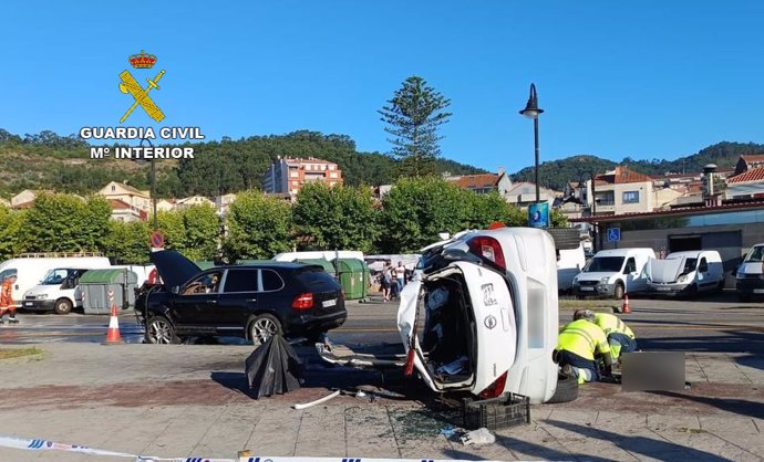 Vehículo siniestrado en Cangas, cuyo conductor falleció al ser embestido por otro coche, enl 26 de julio de 2024.