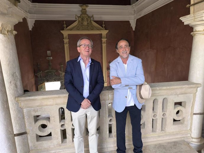 El presidente de la Plaza de Toros de Jaén y de la Federación Taurina jienense, Lope Morales, y el artista, toreador y pintor Luis Francisco Esplá, en la sede Antonio Machado de la UNIA en Baeza (Jaén).