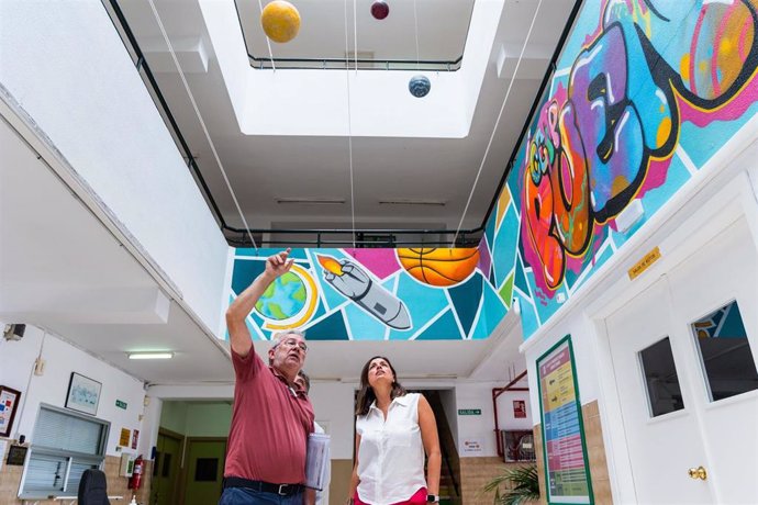 La alcaldesa, Patricia Cavada, junto al concejal de Infraestructura y Renovación Urbana, Javier Navarro, revisando las obras acabadas en un colegio público de San Fernando.