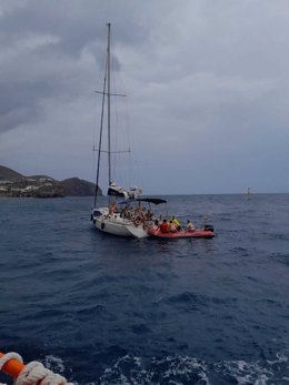 Velero rescatado en las inmediaciones de la playa de La Joya