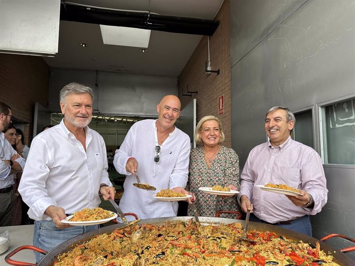 El secretario general de Castilla y León, Francisco Vázquez, junto al alcalde de San Cristóbal, Óscar Moral; la presidenta del PP de Segovia, Paloma Sanz, y el el consejero de Movilidad, José Luis Sanz Merino, en la comida de inicio de curso del PP.