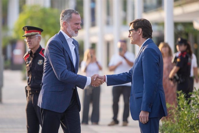 El Rey Felipe VI y el presidente de la Generalitat, Salvador Illa, se saludan durante una visita en el Moll del Gregal de Barcelona