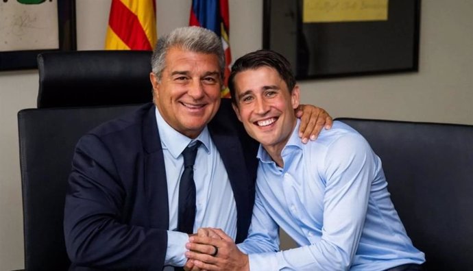 El presidente del FC Barcelona, Joan Laporta, y el coordinador del Área de Fútbol, Bojan Krkic