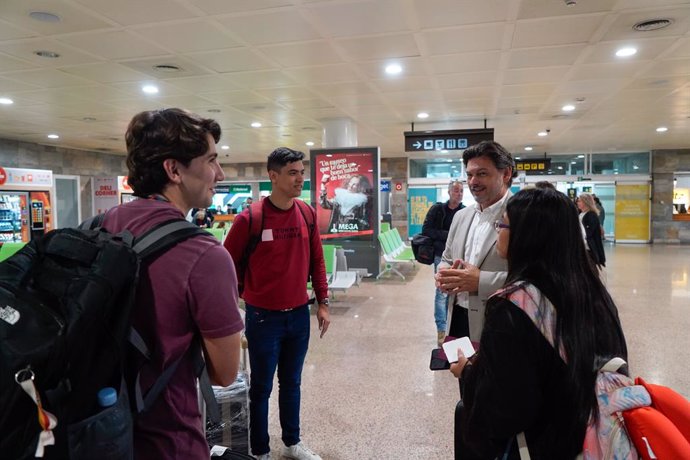 El secretario xeral de Emigración, Antonio Rodríguez Miranda, ha recibido este jueves en el aeropuerto de Alvedro (A Coruña) a un grupo de jóvenes, beneficiarios del programa 'Conecta co Voluntariado'.