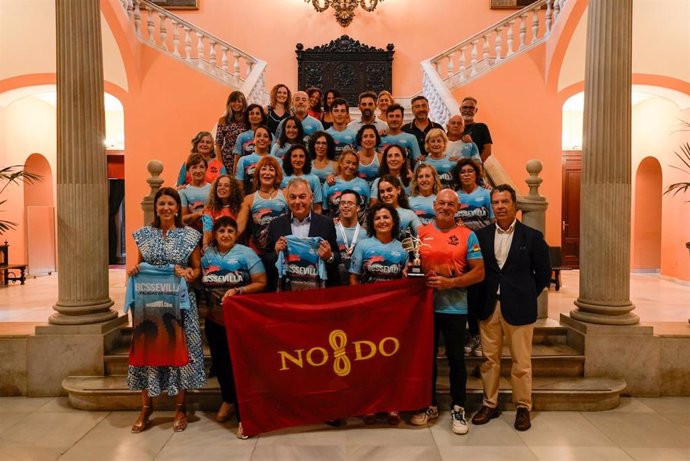 El alcalde de Sevilla, José Luis Sanz, posa con las integrantes del equipo de las Dragonas BCS de Sevilla.