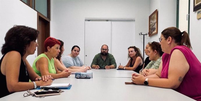 Miembros del gobierno municipal de El Puerto se reúnen con las trabajadoras de Ayuda a Domicilio que representan al sindicato CCOO.