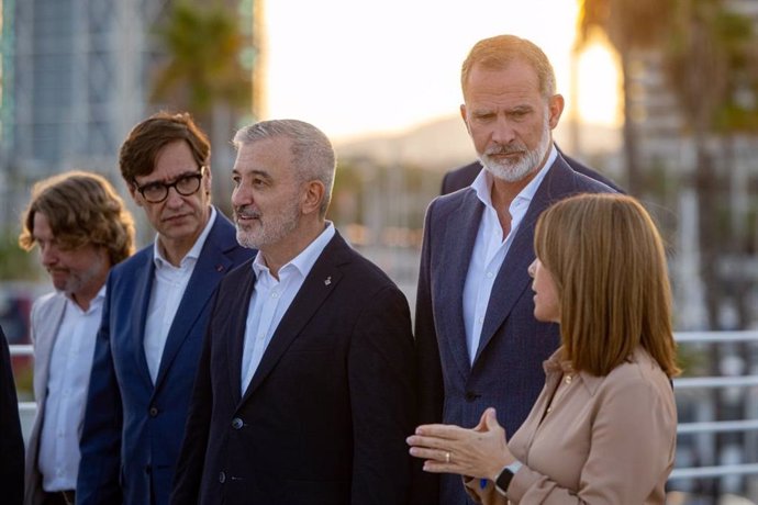 El Rey Felipe VI durante su visita al Nou Port Olímpic de Barcelona, junto al presidente de la Generalitat, Salvador Illa; el alcalde de Barcelona, Jaume Collboni; el concejal de Deportes, David Escudé, y la directora general de BSM, Marta Labata.