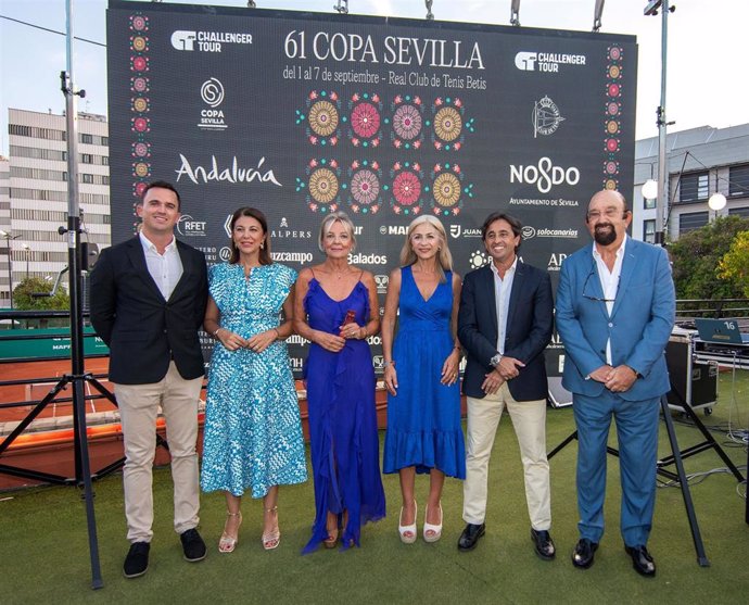 Autoridades participantes en la presentación de la Copa Sevilla de Tenis, con la consejera Patricia del Pozo (3d) entre los asistentes.