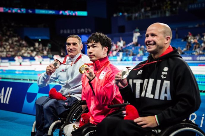 Miguel Luque posa con su medalla de bronce en los Juegos Paralímpicos de París