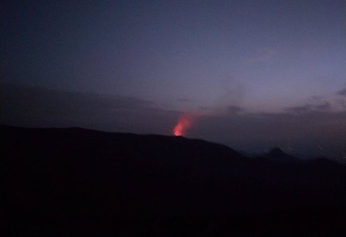 Imagen del fuego declarado en Loma de Dílar, en Monachil.